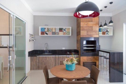 Cozinha pequena com churrasqueira