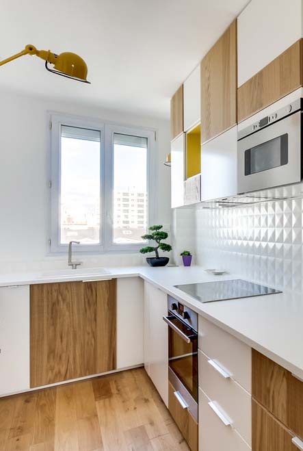 Cozinha pequena com janela na pia