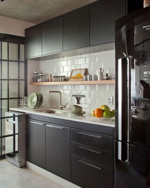 Cozinha preta pequena