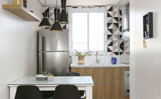 Cozinha pequena com mesa
