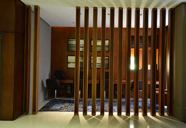divisória de madeira em escritório