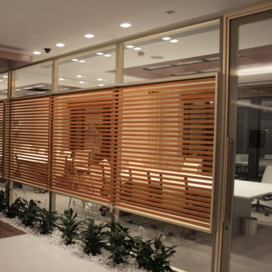 divisória de madeira em escritório