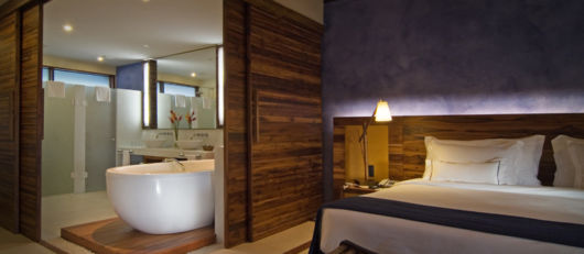 divisória de madeira no banheiro