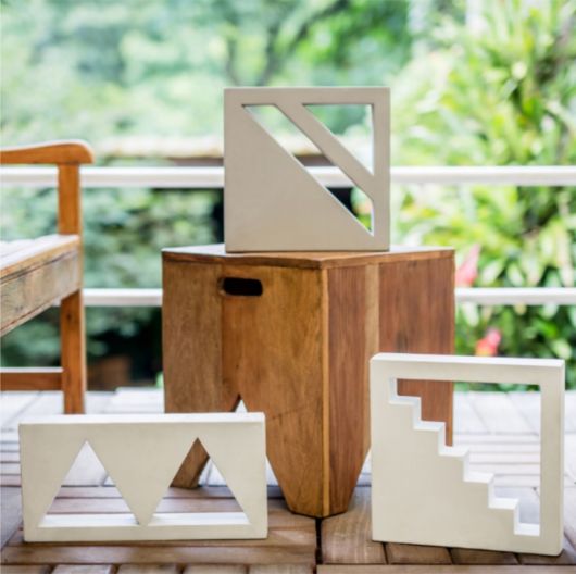 elementos de construção na cor branca.