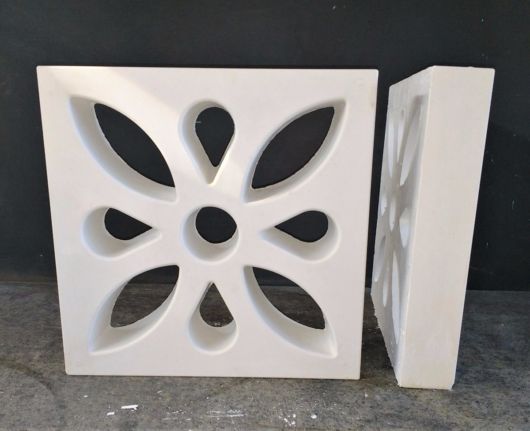 bloco branco vazado no formato de flor.