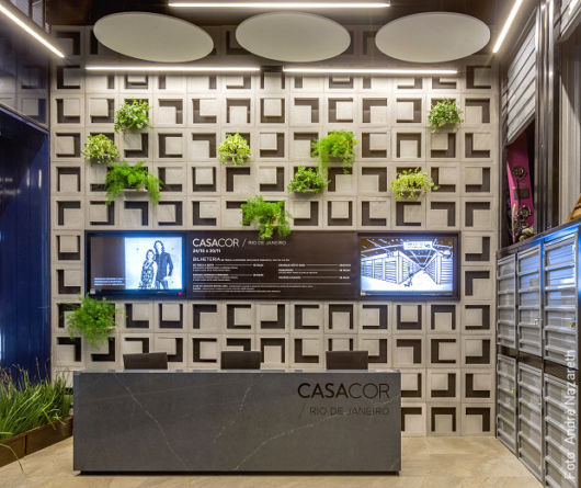 parede branca de madeira vazada.