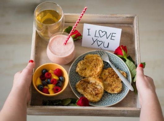 Bandeja de café da manhã romântica