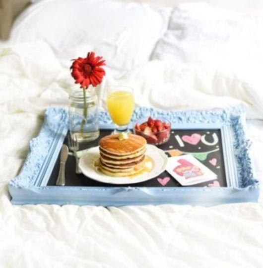 Bandeja de café da manhã romântica