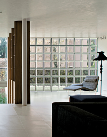 sala clean com parede inteira de vidro.