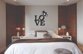 Enfeite de parede com a palavra love.