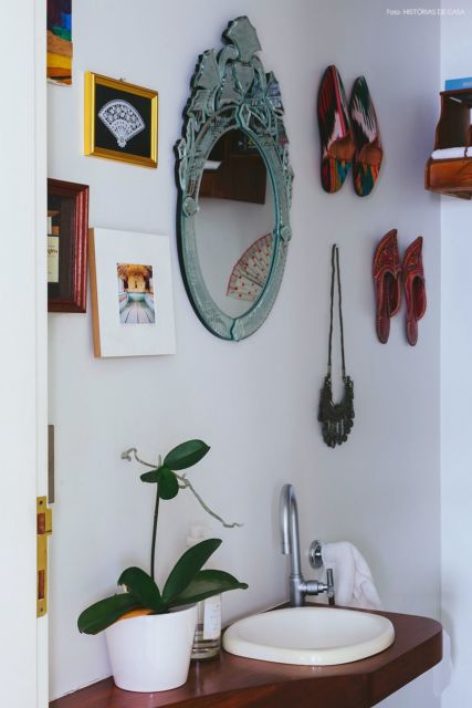 Enfeite de parede com espelhos.