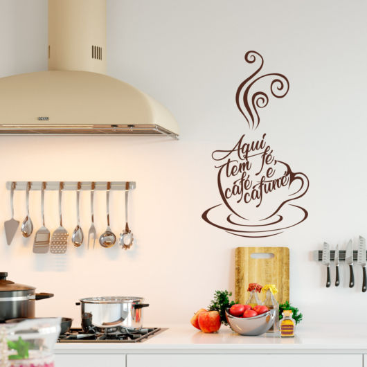 Enfeite de parede com desenhos.