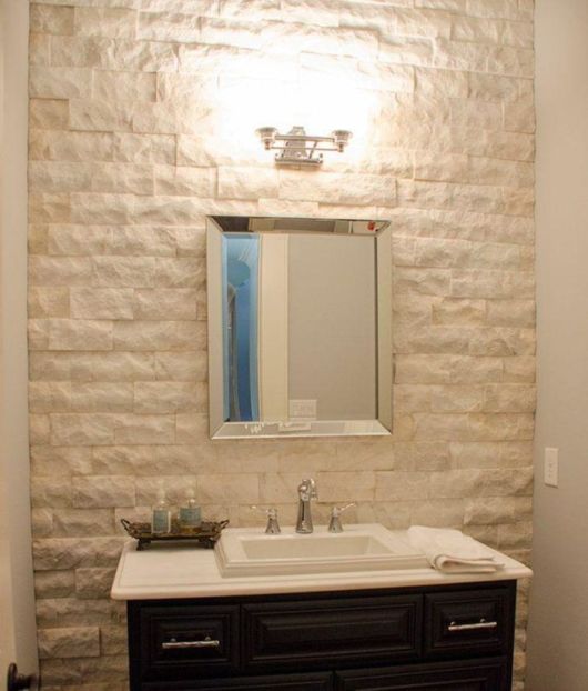 Tijolo branco no banheiro