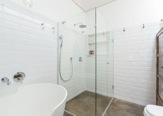 Tijolo branco no banheiro