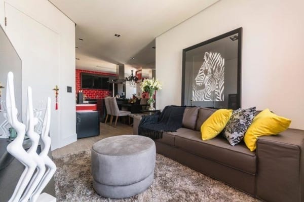 sofá com almofadas amarelas