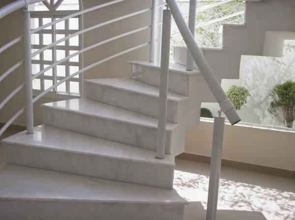 Escada de mármore – 40 opções incríveis e como usar na décor!