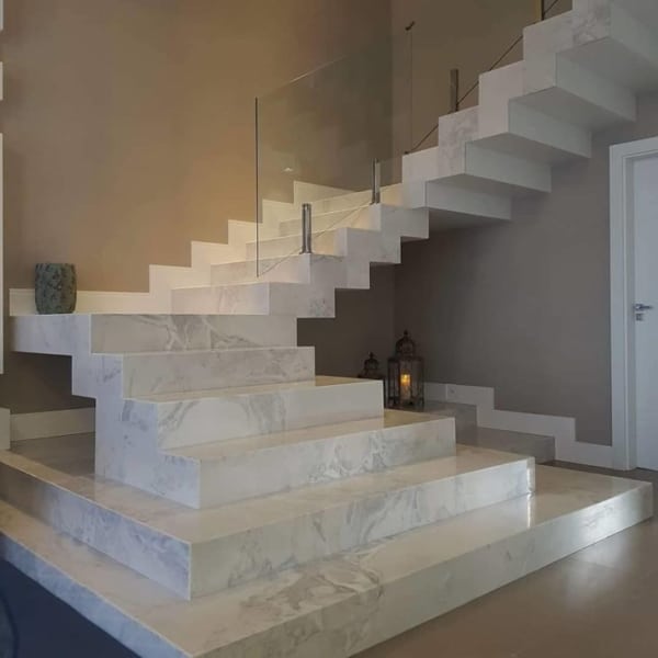 Escada de mármore – 40 opções incríveis e como usar na décor!
