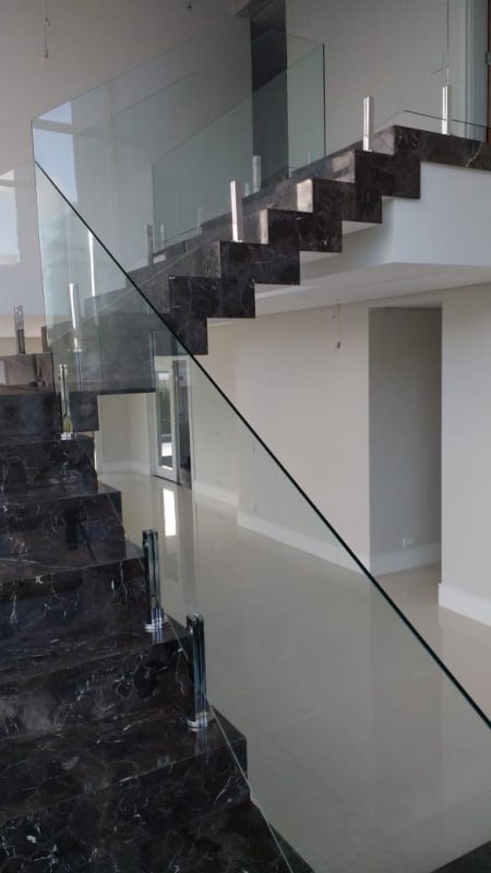 Escada de mármore – 40 opções incríveis e como usar na décor!