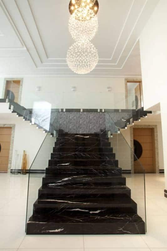 Escada de mármore – 40 opções incríveis e como usar na décor!
