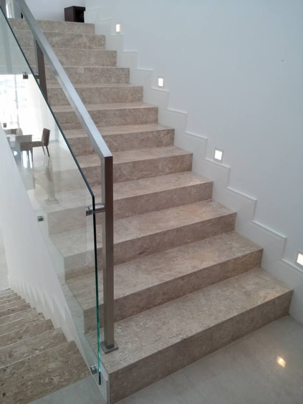 Escada de mármore – 40 opções incríveis e como usar na décor!
