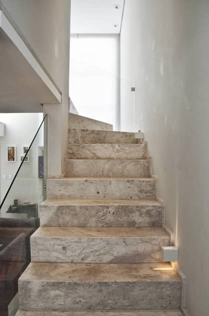 Escada de mármore – 40 opções incríveis e como usar na décor!