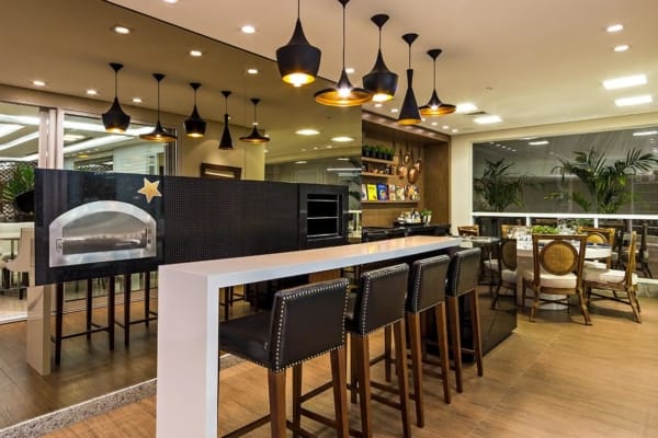 fogão a lenha moderno em área gourmet