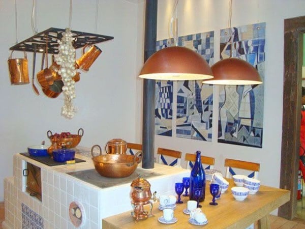 fogão a lenha pequeno em cozinha