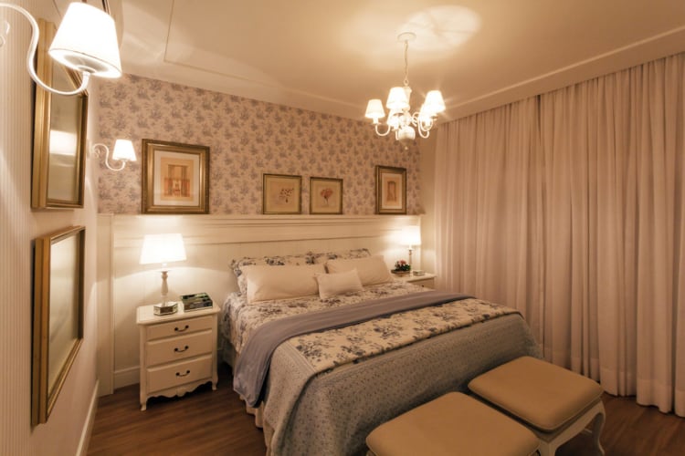 quarto de casal provençal com papel de parede