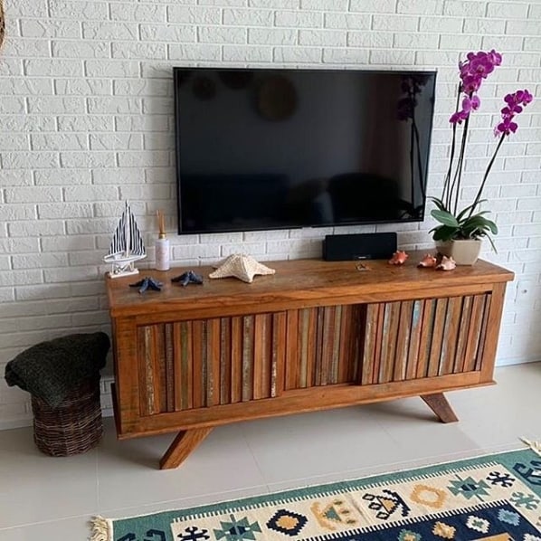 sala com rack de madeira de demolição