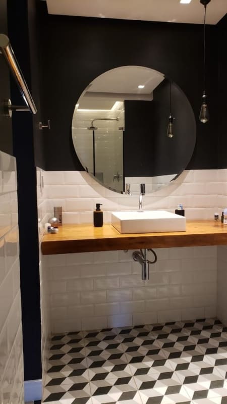 banheiro com espelho redondo