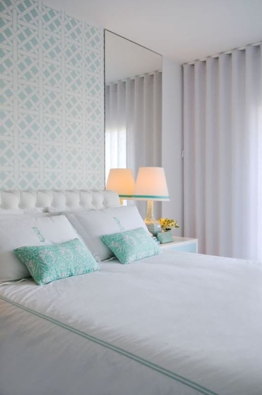 quarto de casal com papel de parede azul claro