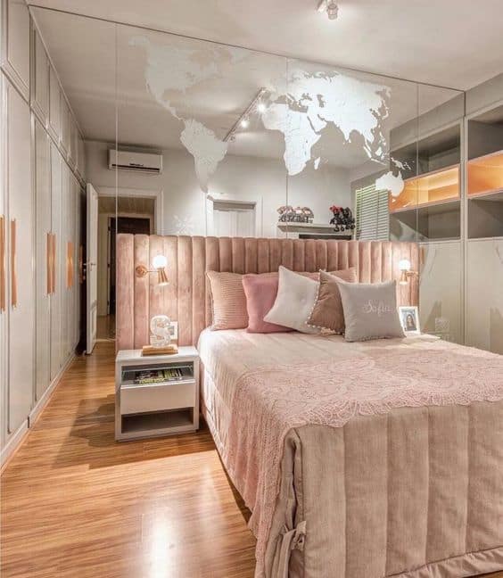 quarto de menina com cabeceira estofada