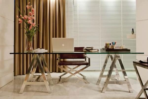 mesa com cavaletes de inox