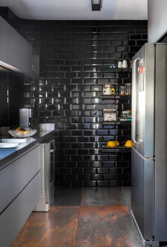 cozinha com azulejo metrô preto