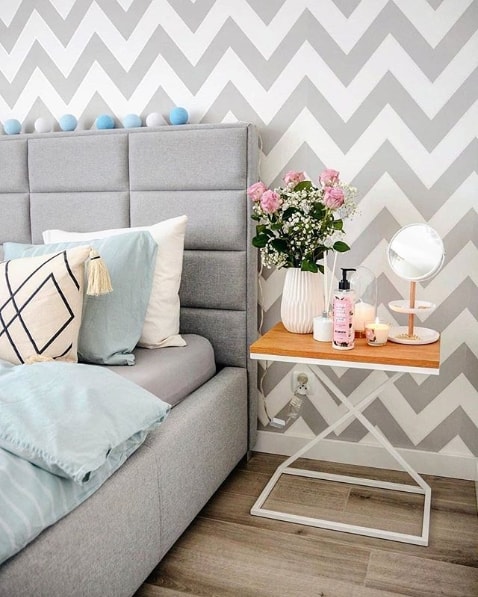 quarto de casal com papel de parede chevron