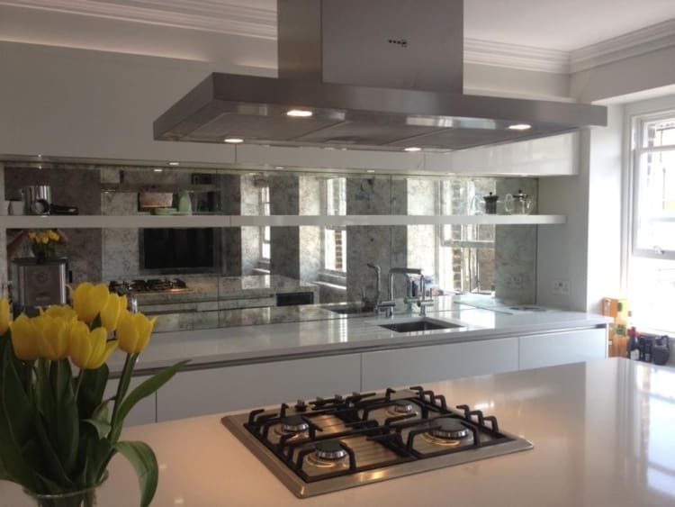 Cozinha com espelho na pia