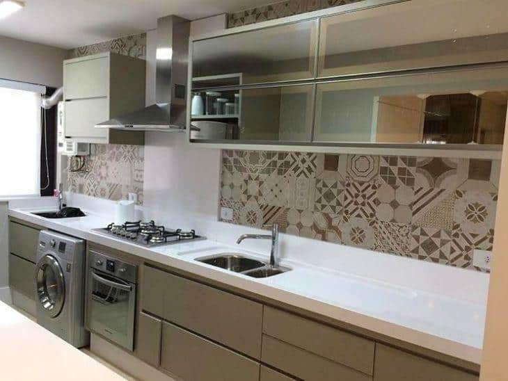 Cozinha com espelhos no armário