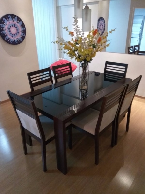 Decoração moderna com mesa feita de madeira e vidro