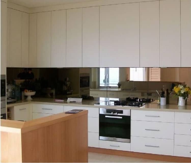 Espelho na pia da cozinha branca