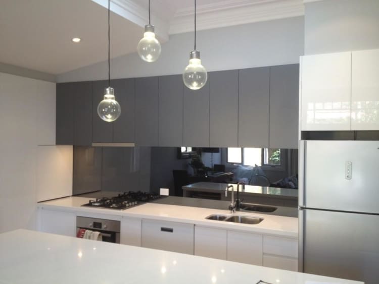 Espelho na pia da cozinha