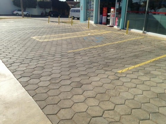 Estacionamento com piso sextavado