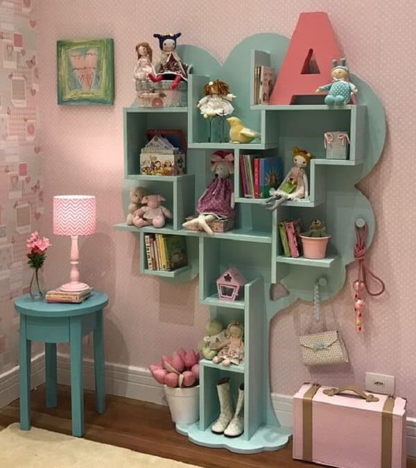 Estante em forma de árvore para por objetos e livros
