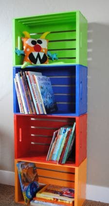 Estante infantil feita de caixotes
