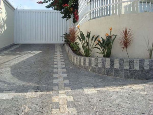 Garagem com pedra miracema no piso