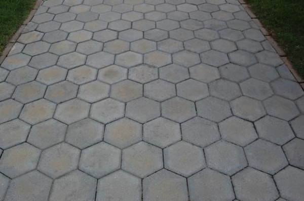 Há blocos sextavados de variado tamanhos