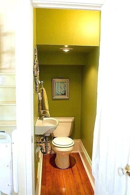 Lavabo verde embaixo da escada