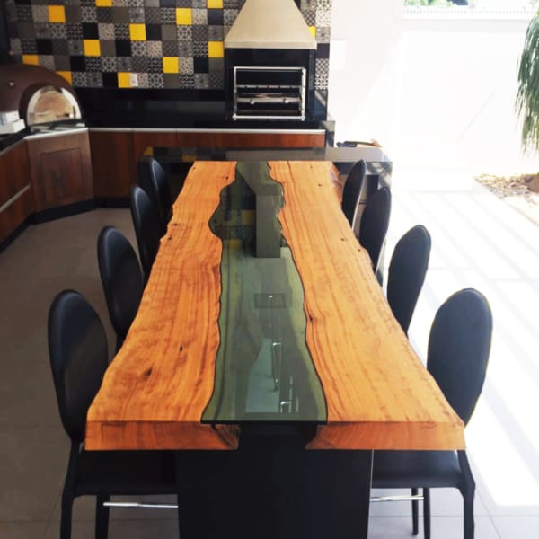 Mesa moderna de madeira com vidro no meio