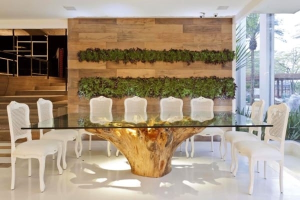 Modelo de mesa com base de tronco e tampo de vidro