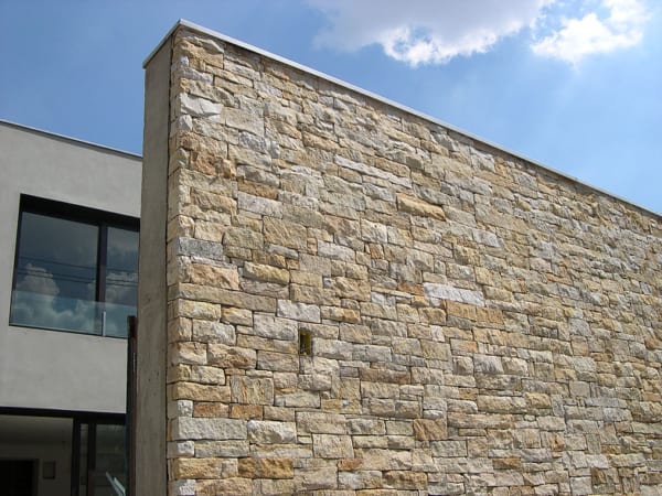 muro de pedra rachão  Muro, Fachada muro, Fachadas