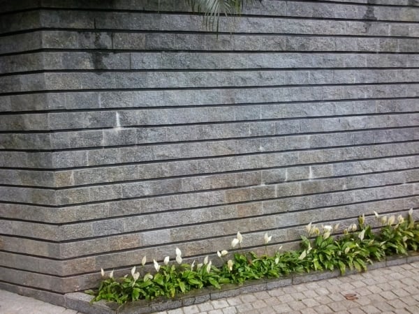 Parede de fachada com pedras naturais